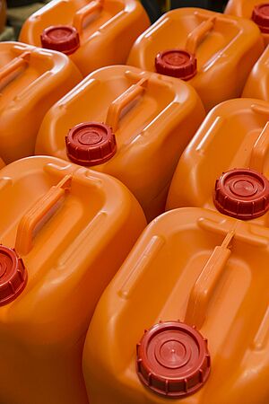 Themenbild der Website ernesurface mit orangefarbenen Behältern für Chemikalien